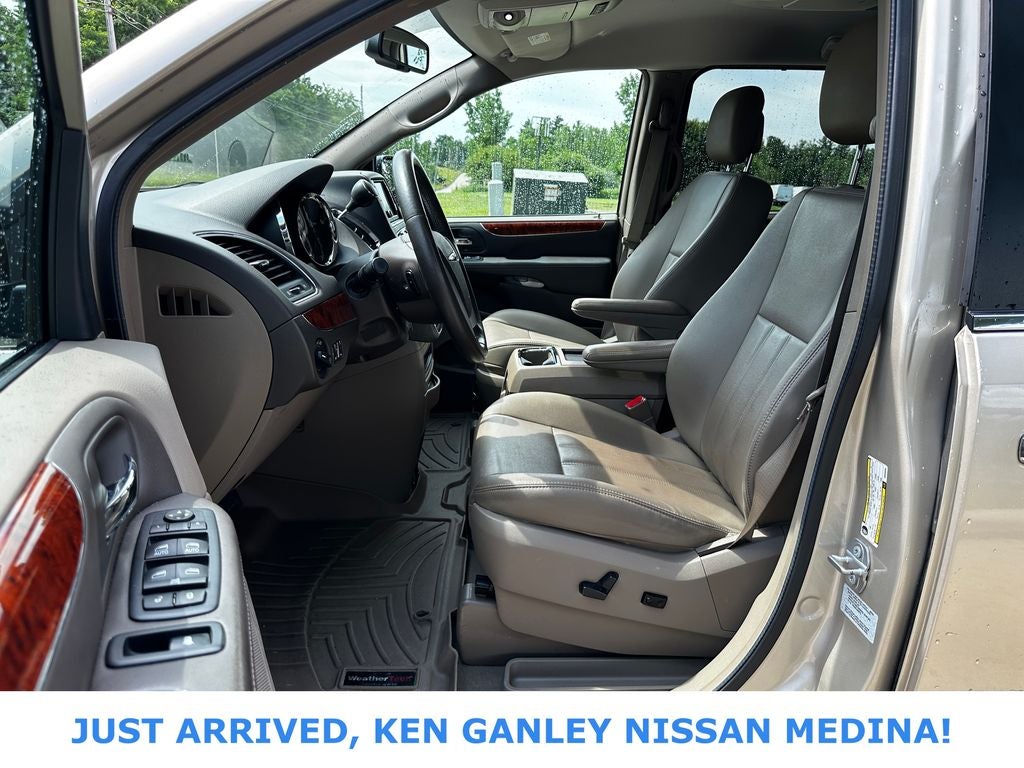 2016 Chrysler Town & Country Touring