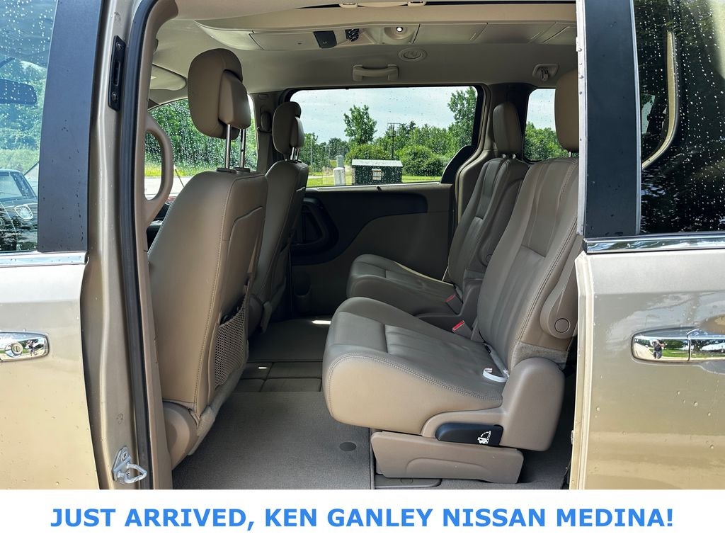 2016 Chrysler Town & Country Touring