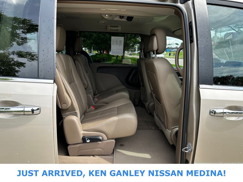 2016 Chrysler Town & Country Touring