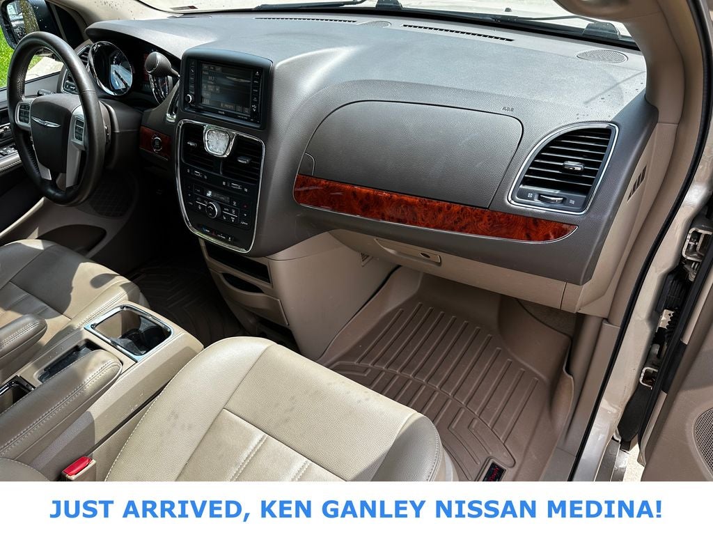 2016 Chrysler Town & Country Touring