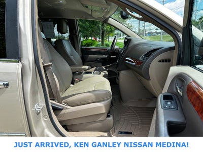 2016 Chrysler Town & Country Touring