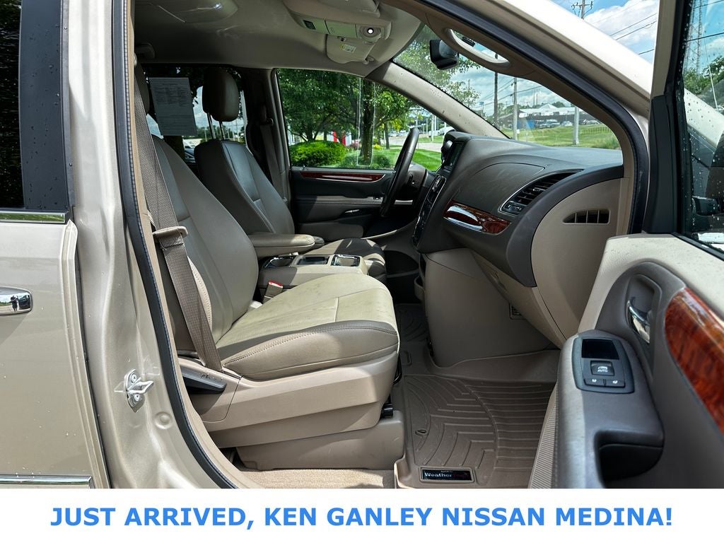 2016 Chrysler Town & Country Touring