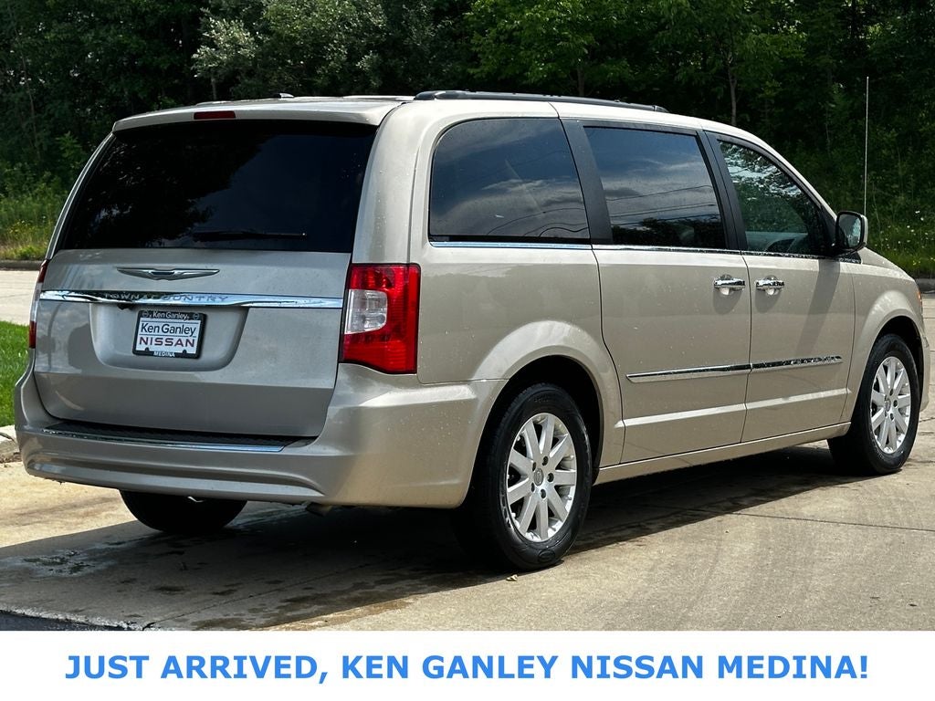 2016 Chrysler Town & Country Touring