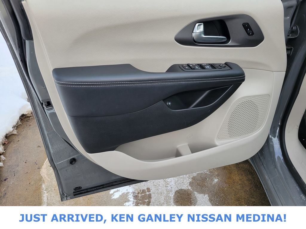 2023 Chrysler Pacifica Hybrid Touring L