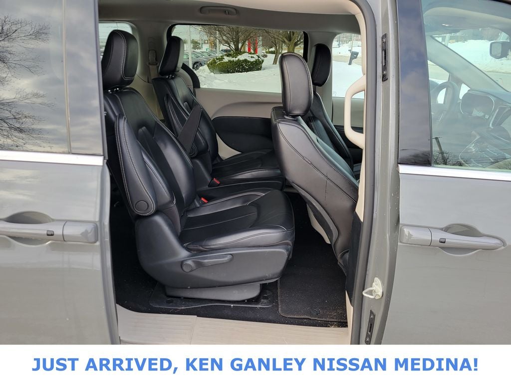 2023 Chrysler Pacifica Hybrid Touring L