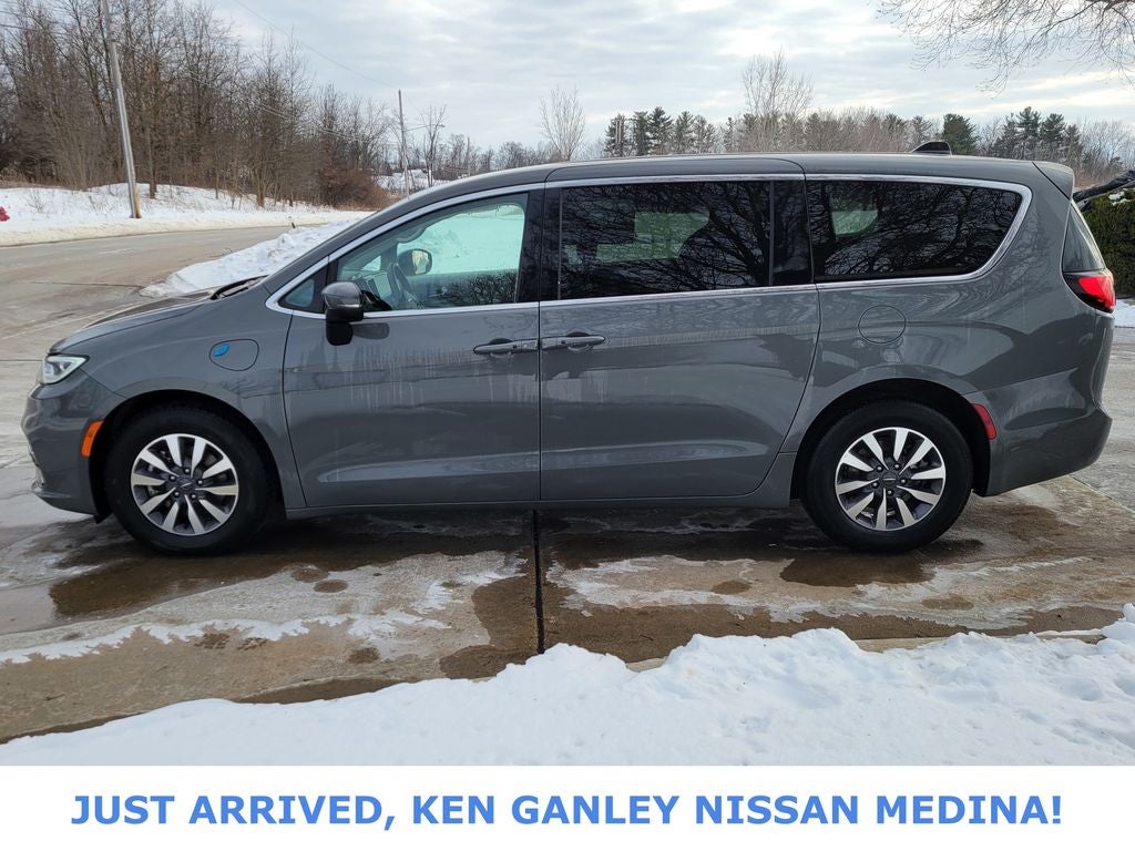 2023 Chrysler Pacifica Hybrid Touring L