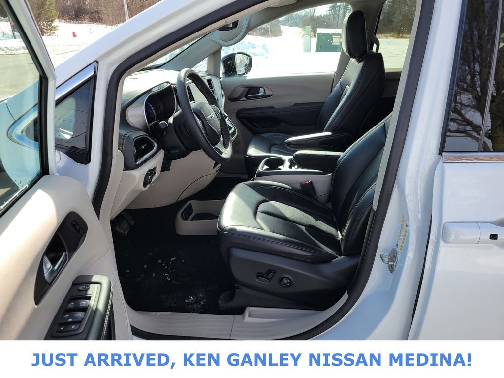 2024 Chrysler Pacifica Hybrid Select