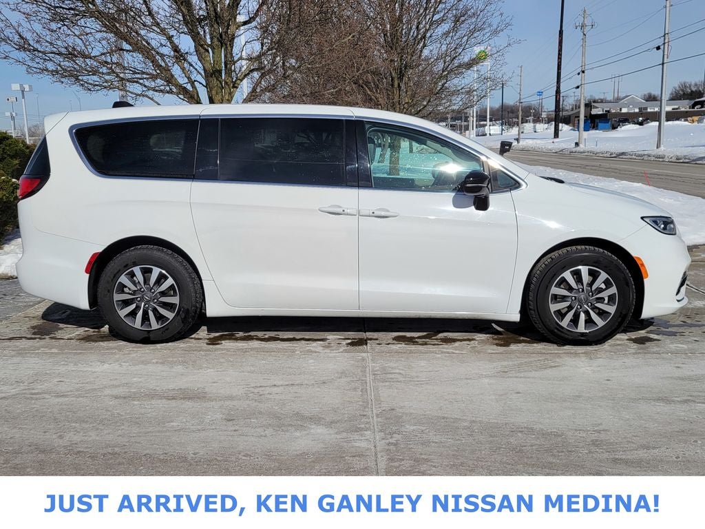 2024 Chrysler Pacifica Hybrid Select