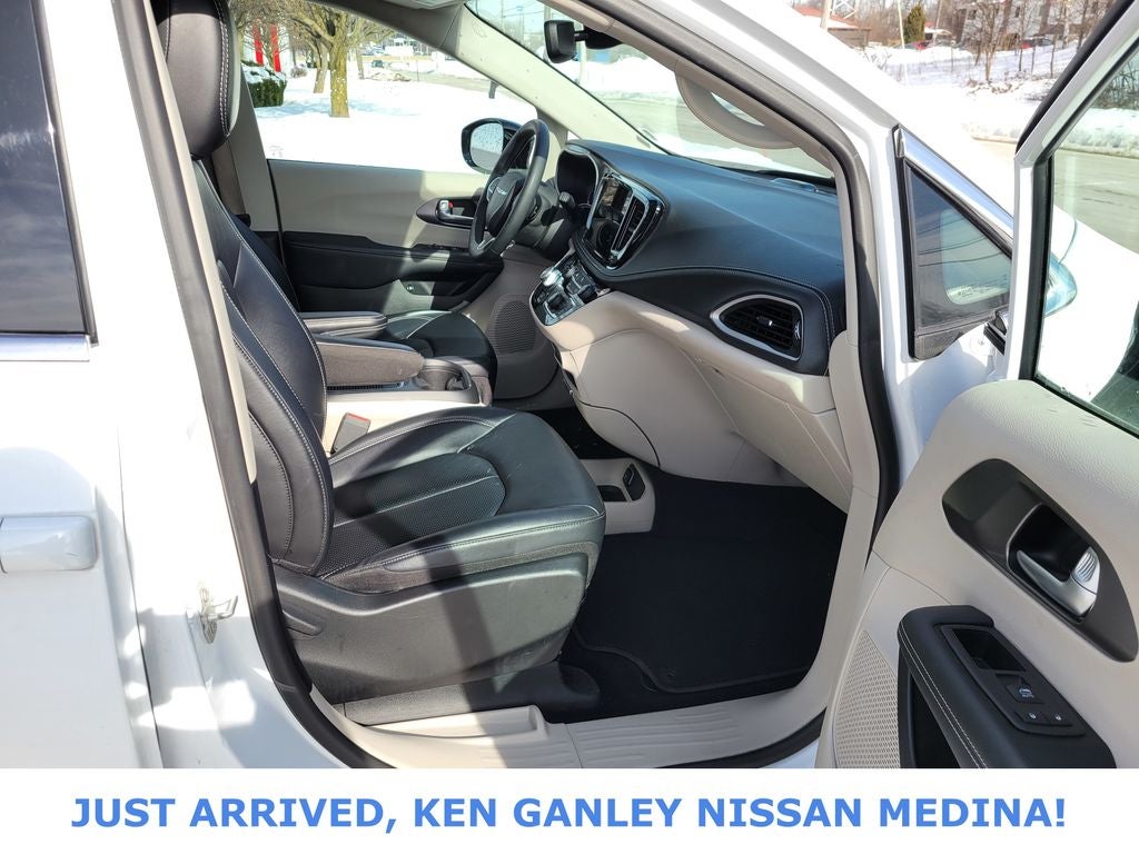 2024 Chrysler Pacifica Hybrid Select