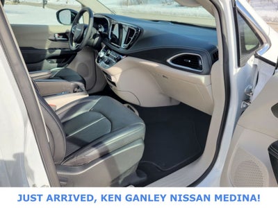 2024 Chrysler Pacifica Hybrid Select