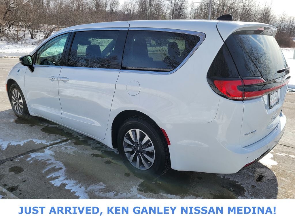 2024 Chrysler Pacifica Hybrid Select