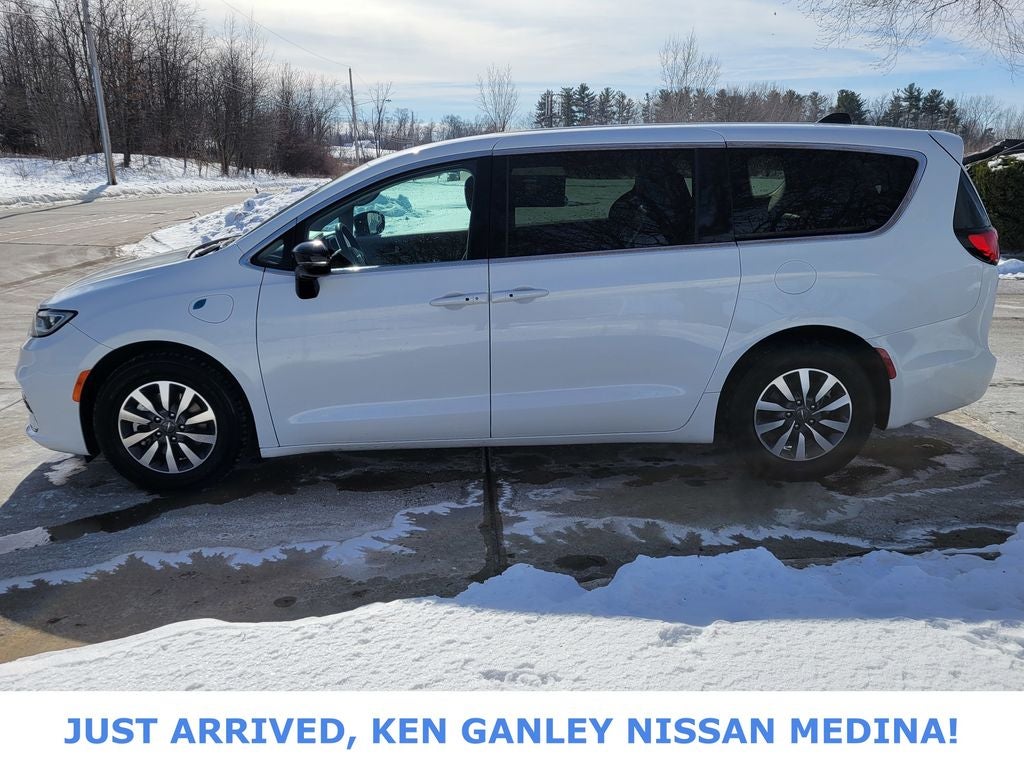 2024 Chrysler Pacifica Hybrid Select