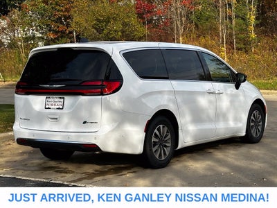 2024 Chrysler Pacifica Hybrid Select