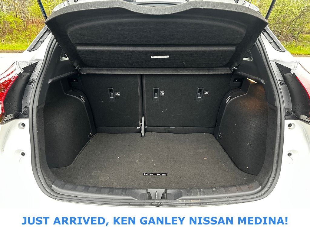 2023 Nissan Kicks SR