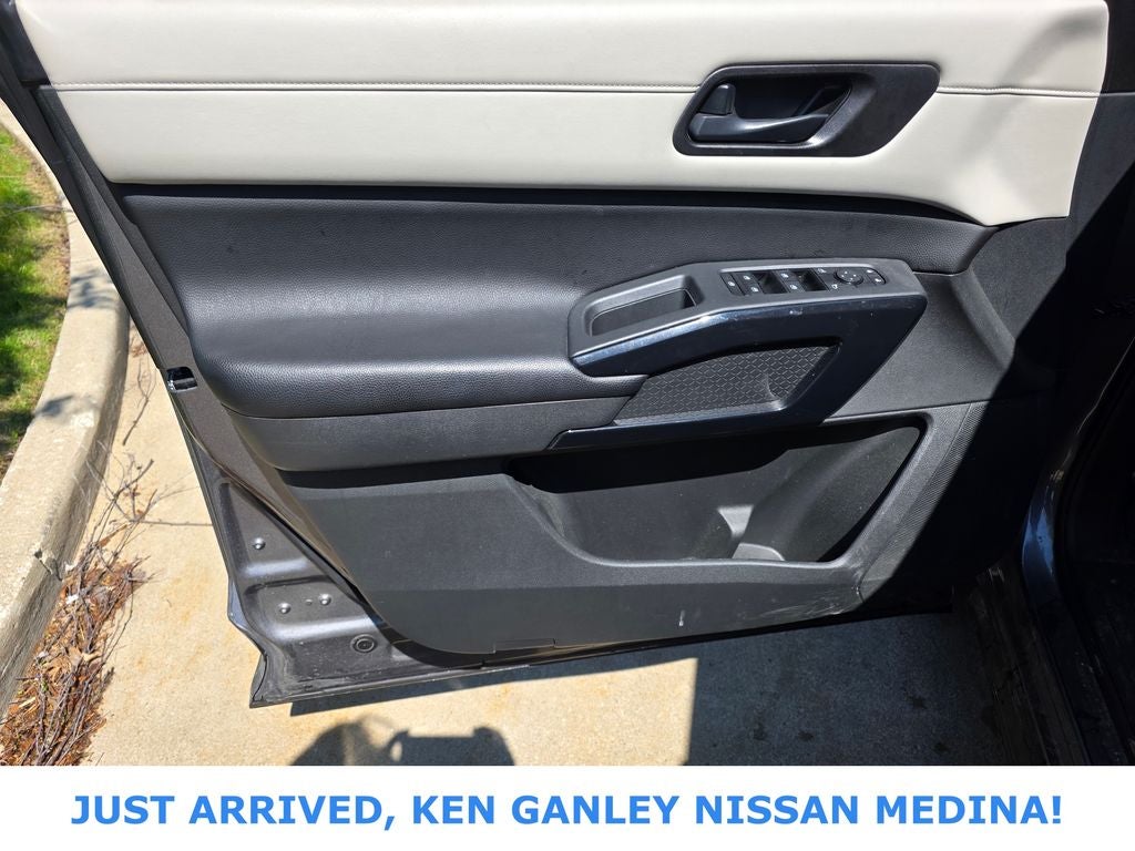 2023 Nissan Pathfinder SV