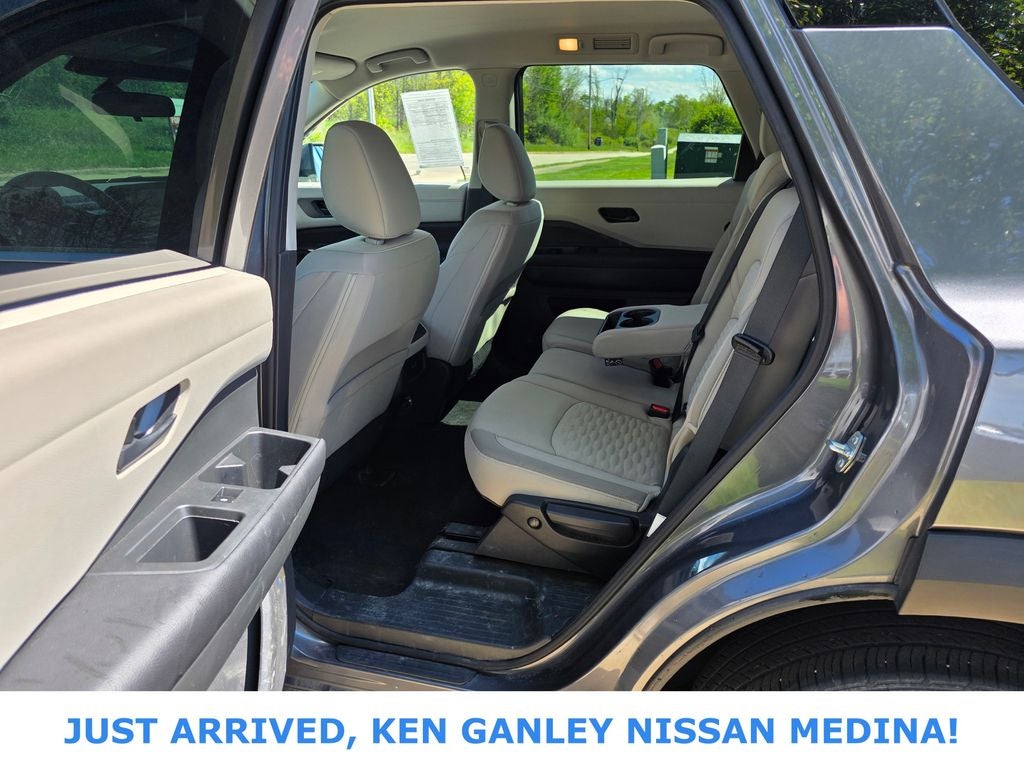 2023 Nissan Pathfinder SV