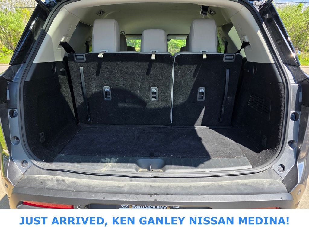 2023 Nissan Pathfinder SV