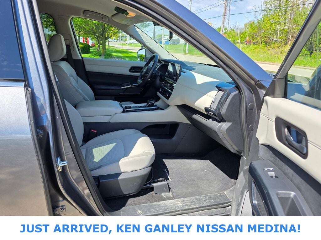 2023 Nissan Pathfinder SV