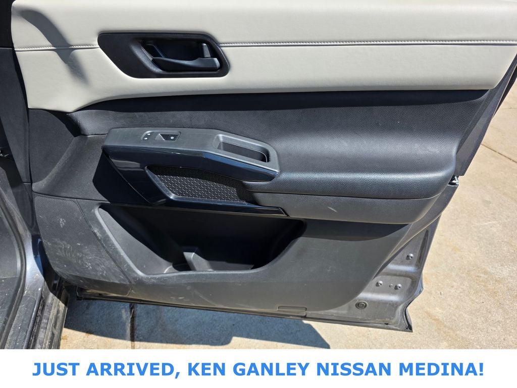 2023 Nissan Pathfinder SV