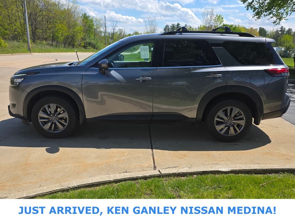 2023 Nissan Pathfinder SV