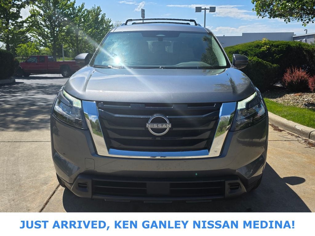 2023 Nissan Pathfinder SV