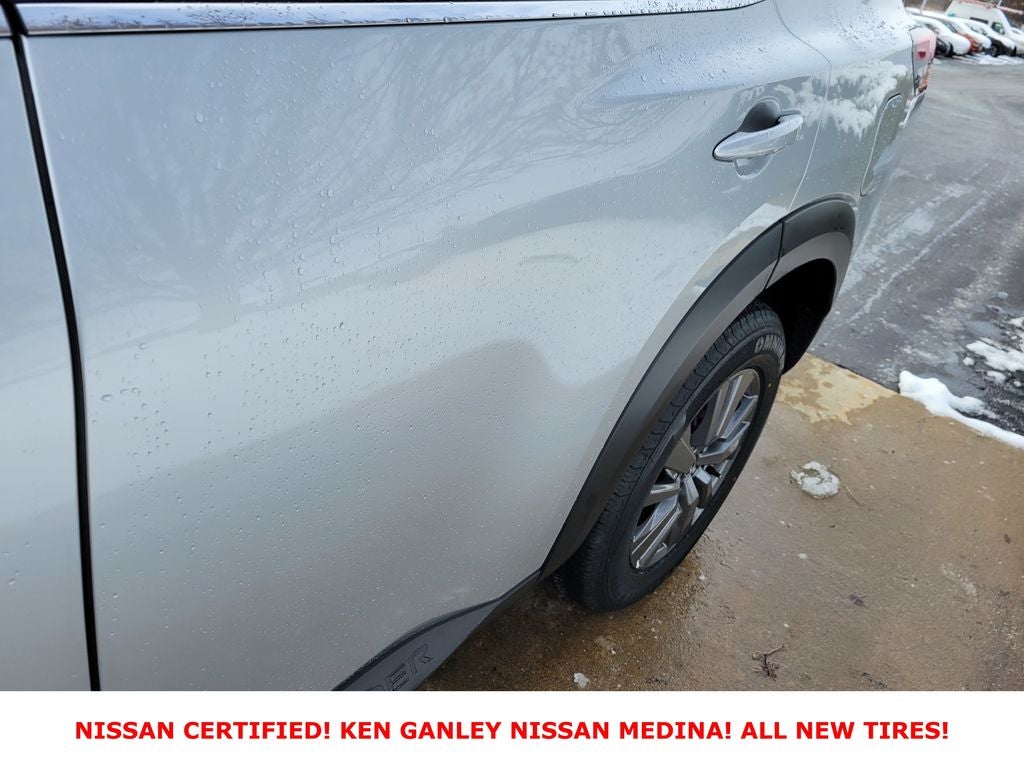 2025 Nissan Pathfinder SV