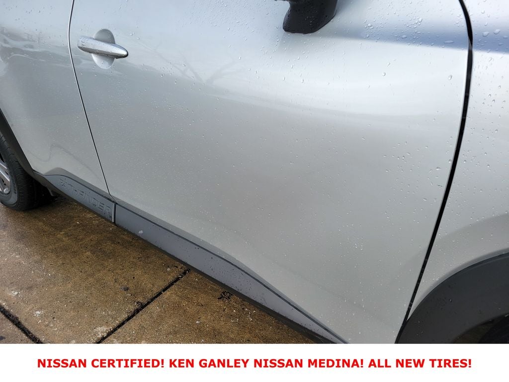 2025 Nissan Pathfinder SV