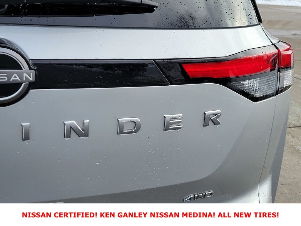 2025 Nissan Pathfinder SV