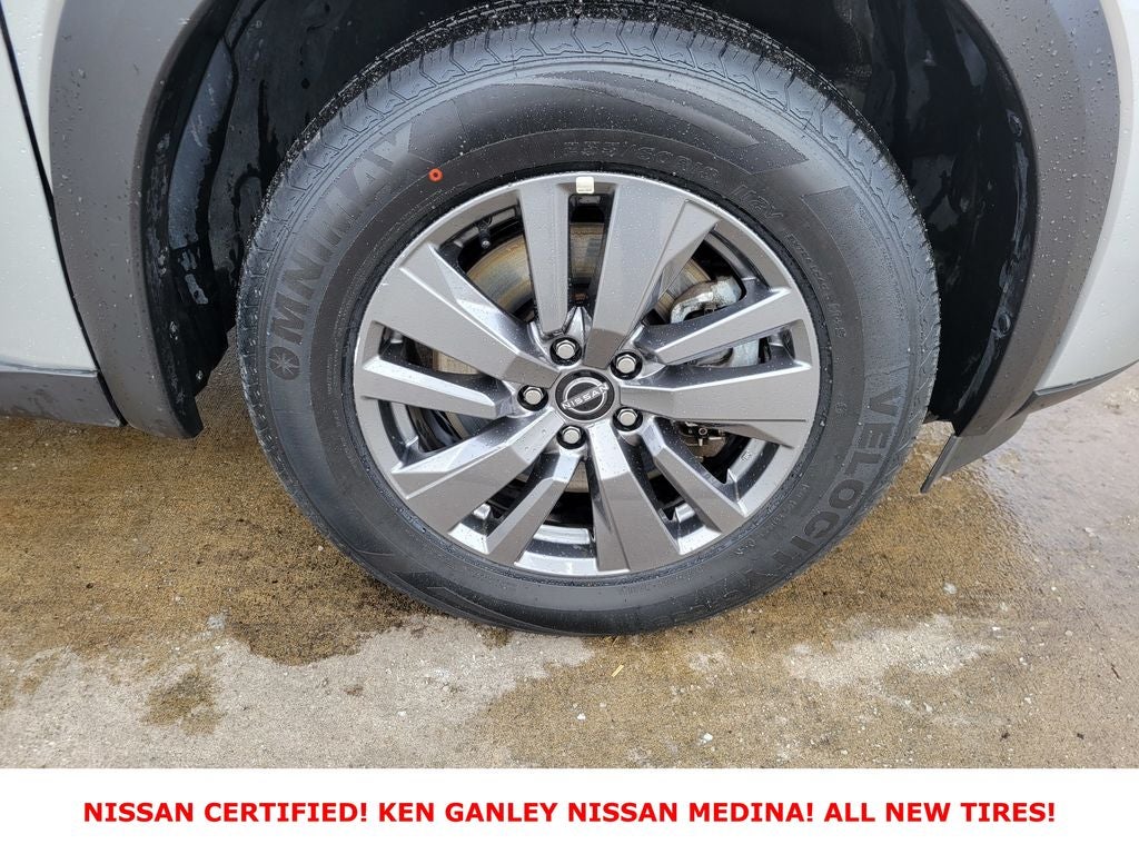 2025 Nissan Pathfinder SV