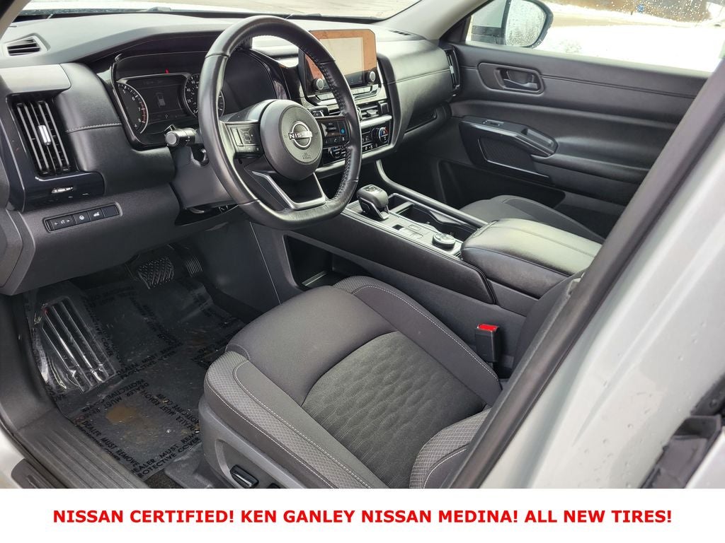 2025 Nissan Pathfinder SV