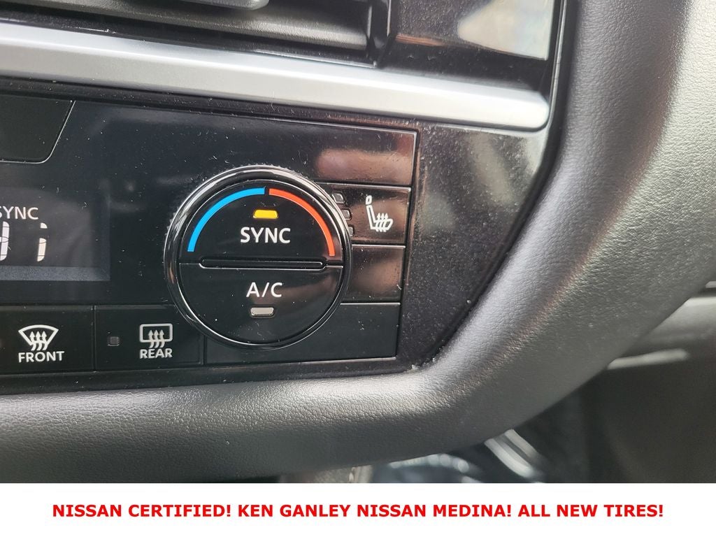 2025 Nissan Pathfinder SV