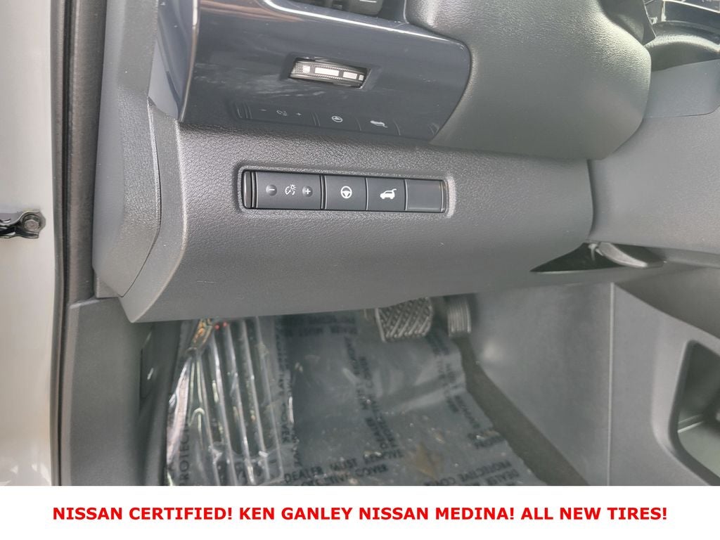 2025 Nissan Pathfinder SV