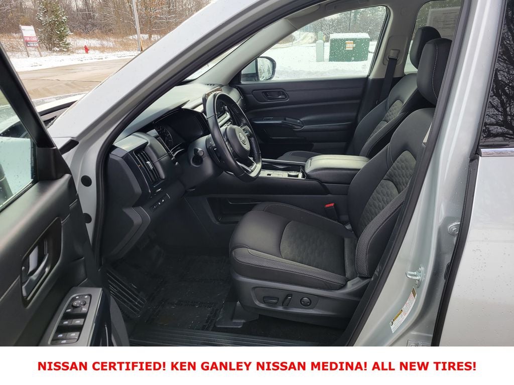 2025 Nissan Pathfinder SV