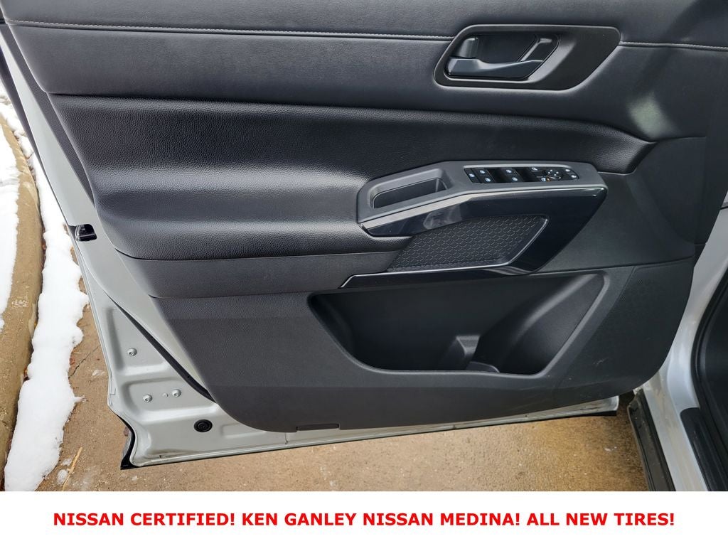 2025 Nissan Pathfinder SV