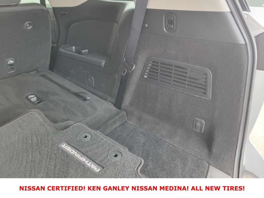 2025 Nissan Pathfinder SV