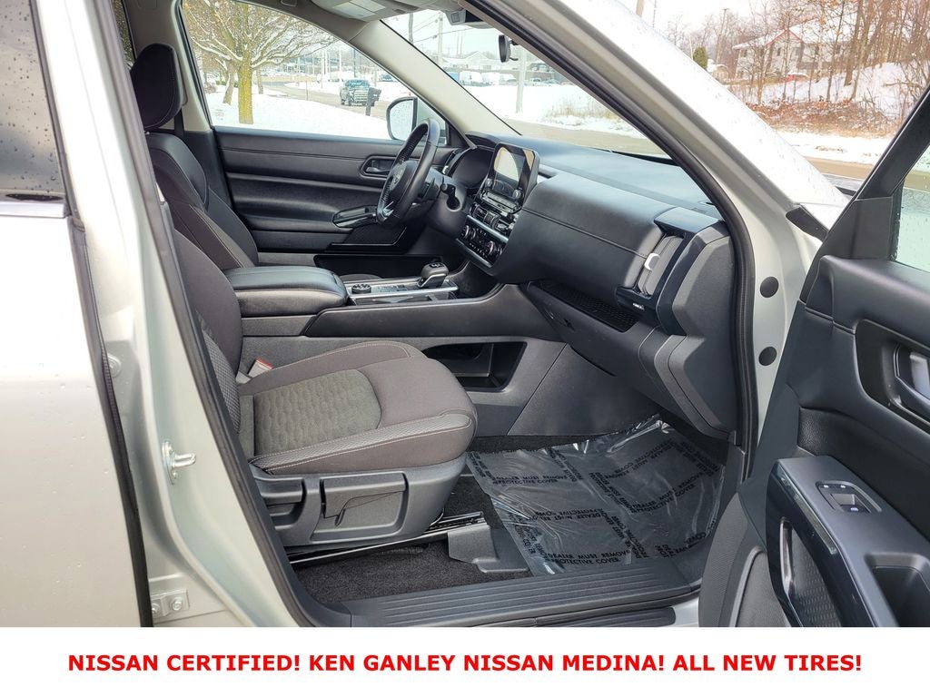 2025 Nissan Pathfinder SV