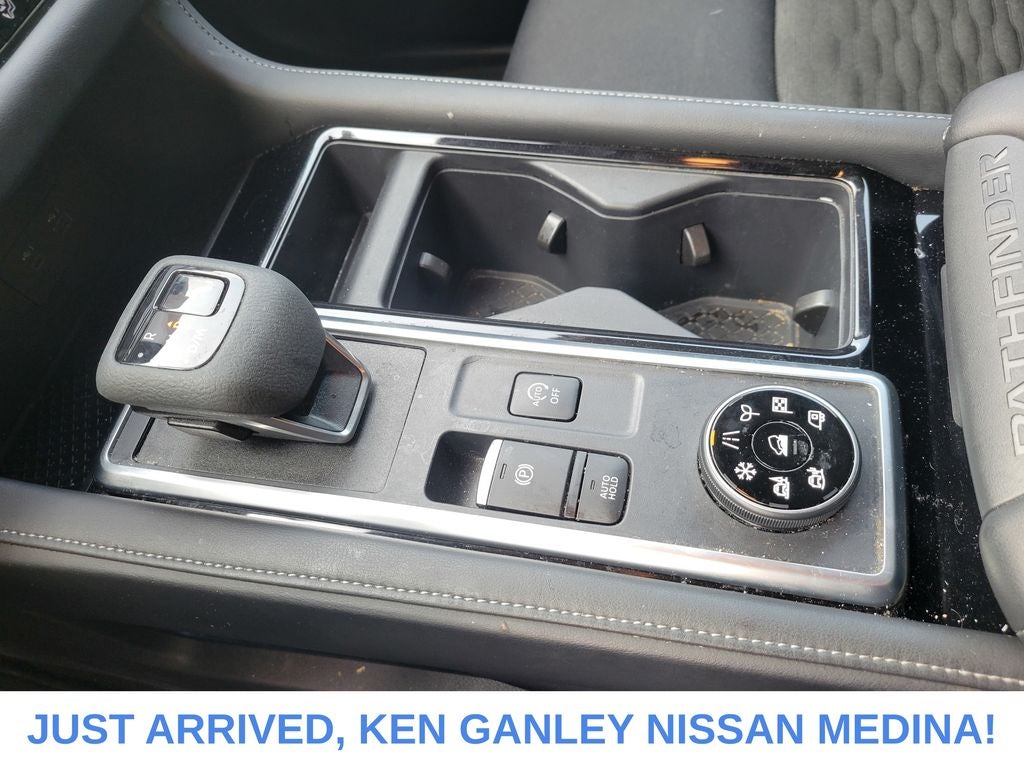 2025 Nissan Pathfinder SV