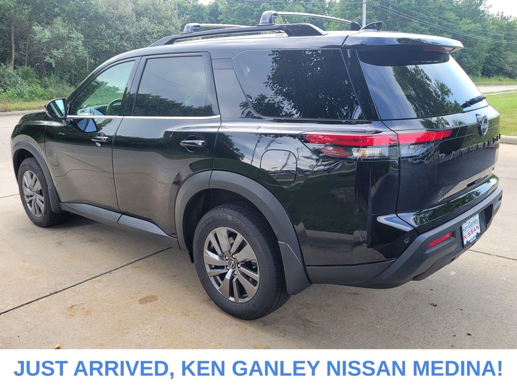 2025 Nissan Pathfinder SV