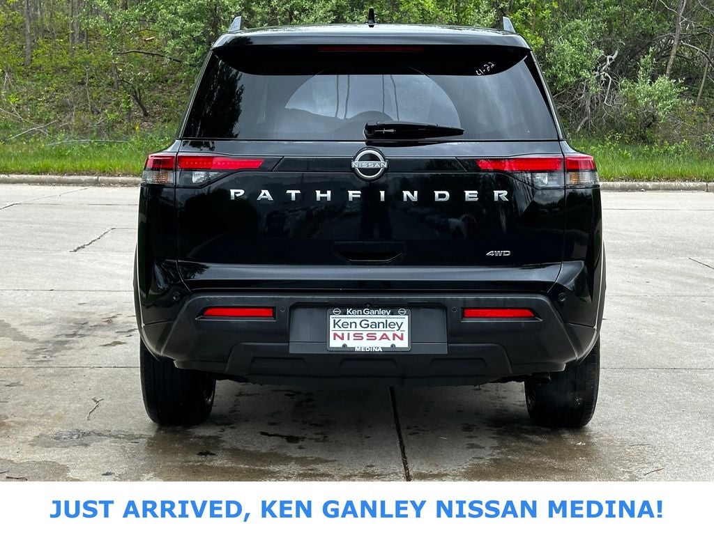 2025 Nissan Pathfinder SV