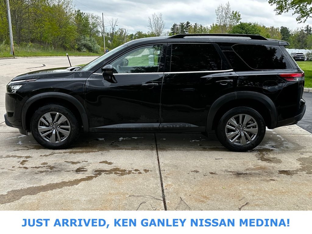 2025 Nissan Pathfinder SV