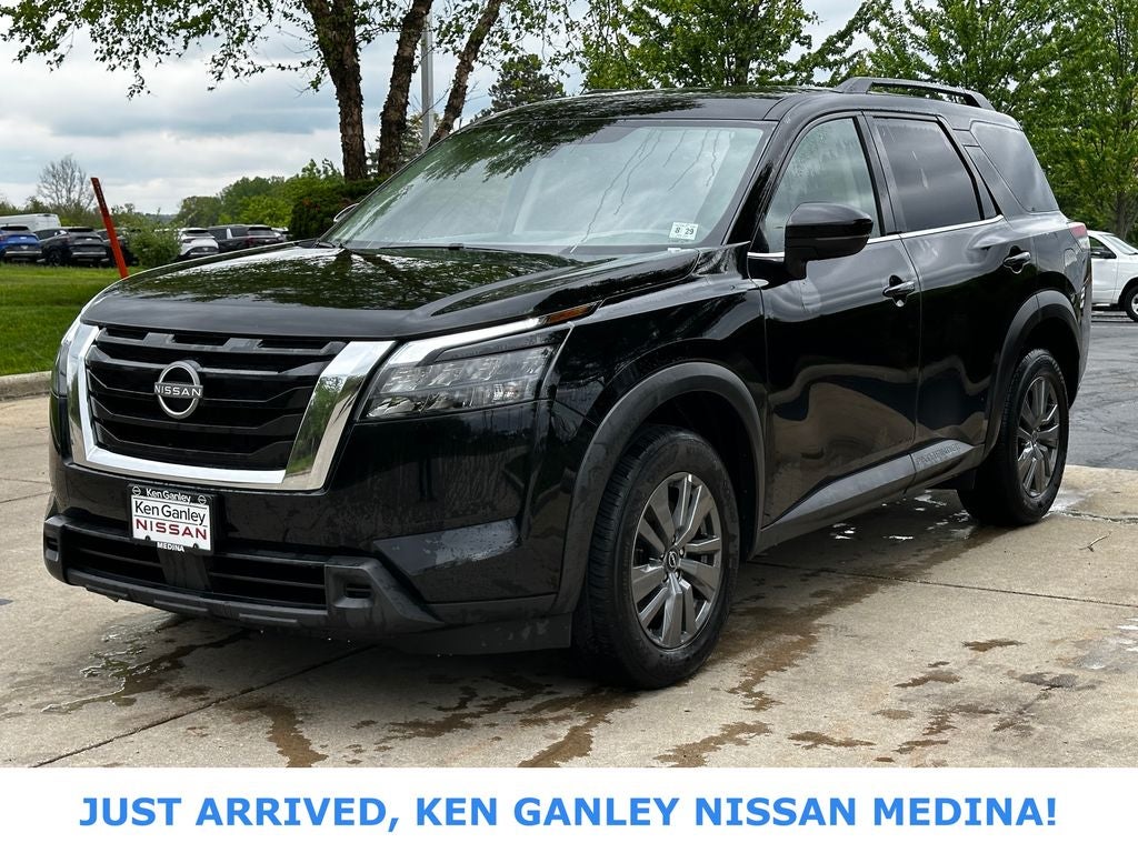 2025 Nissan Pathfinder SV