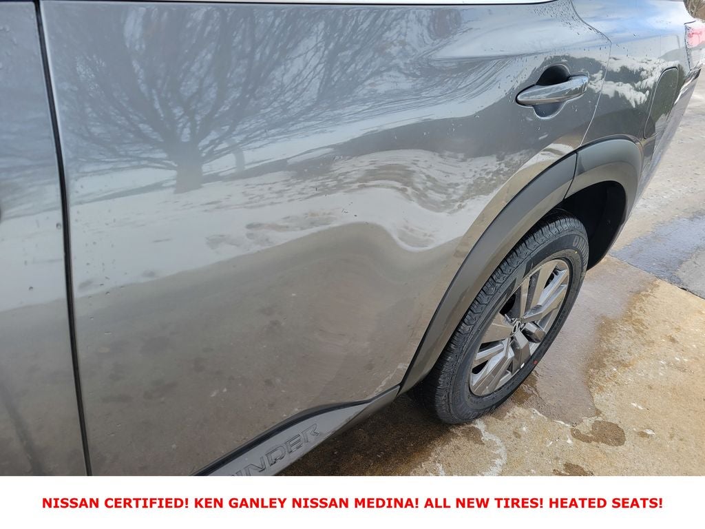 2025 Nissan Pathfinder SV