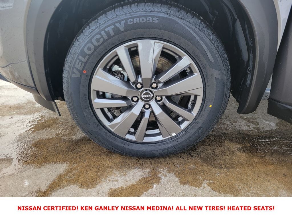 2025 Nissan Pathfinder SV