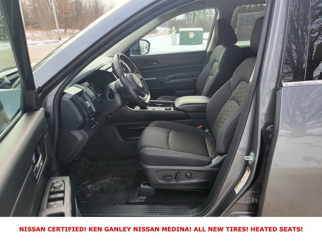 2025 Nissan Pathfinder SV