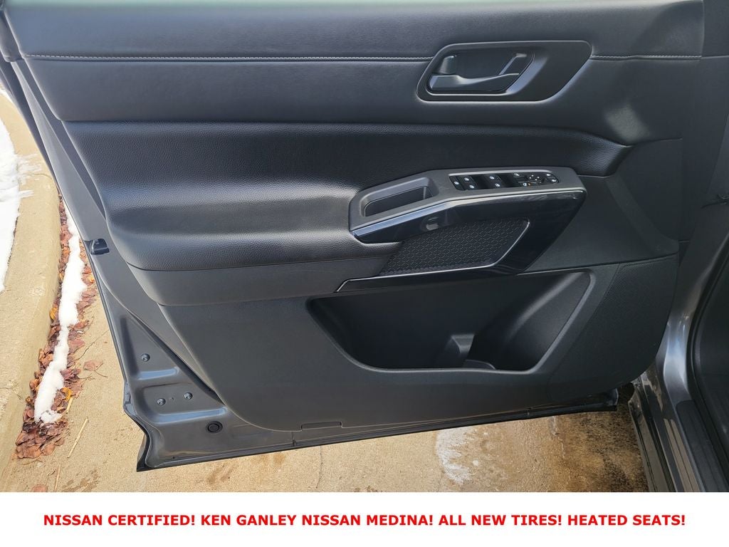 2025 Nissan Pathfinder SV