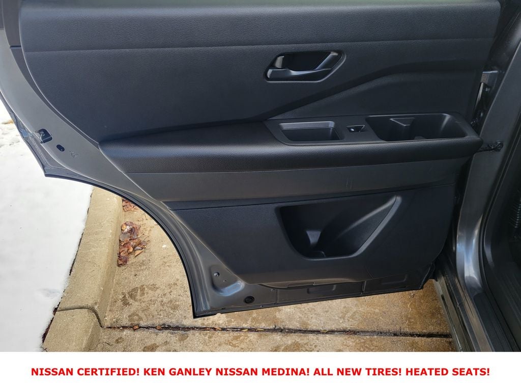 2025 Nissan Pathfinder SV