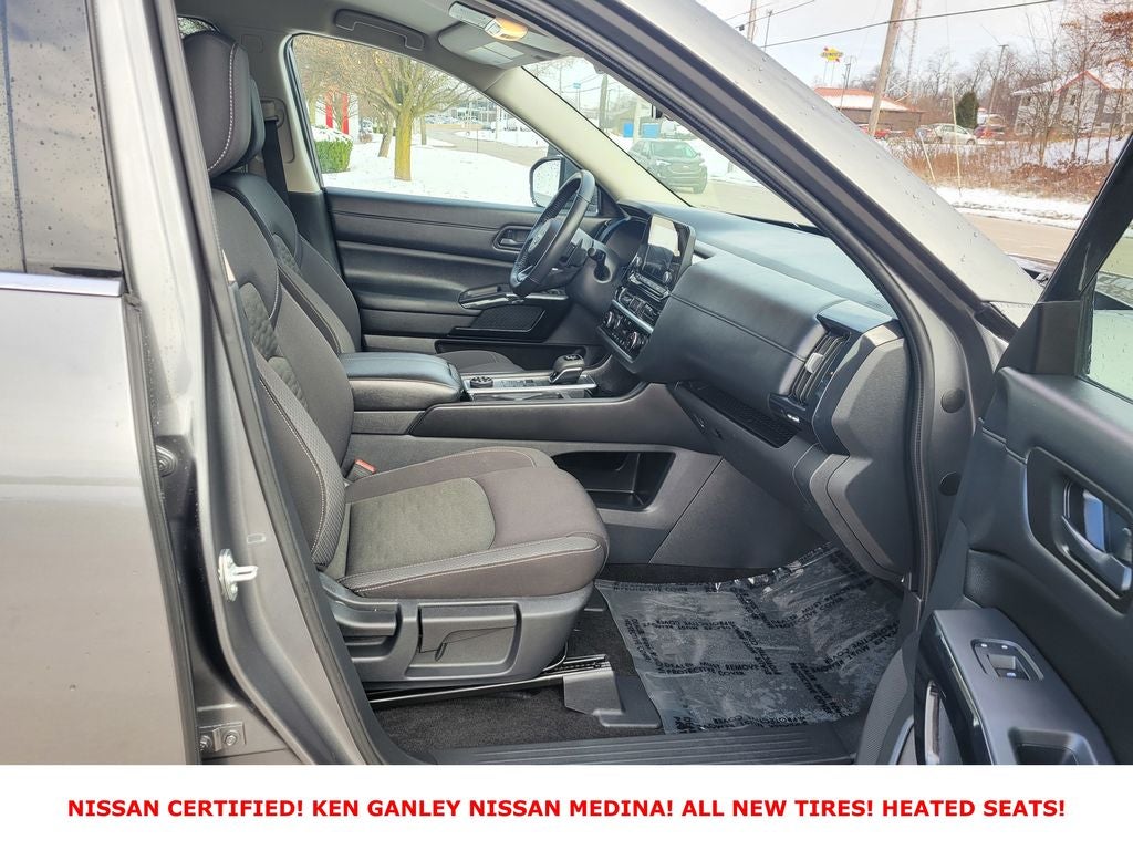 2025 Nissan Pathfinder SV