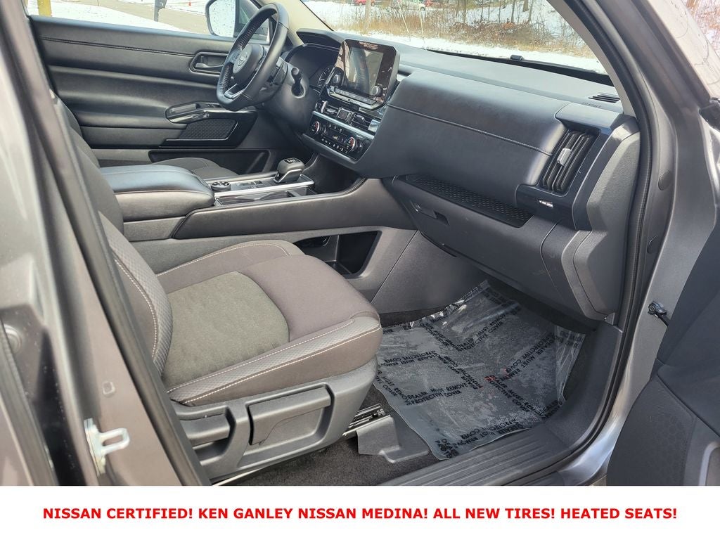 2025 Nissan Pathfinder SV