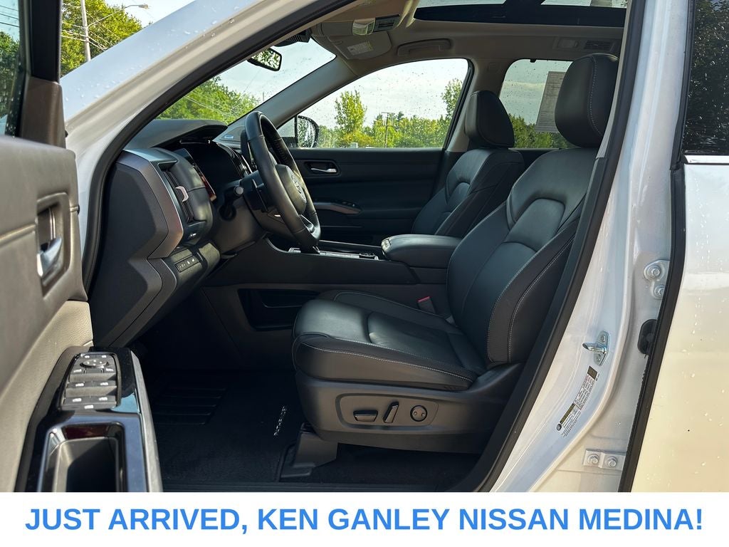 2025 Nissan Pathfinder SL