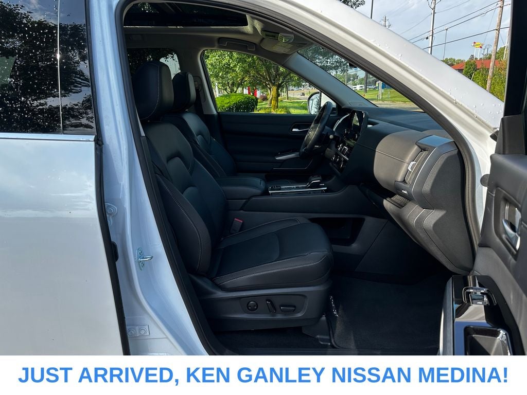 2025 Nissan Pathfinder SL